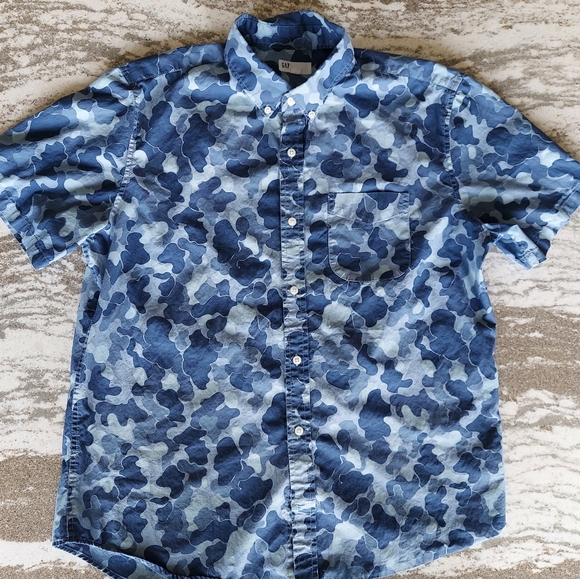 Gap Short Skeeve Shirt. Great for Vacation - Picture 2 of 2